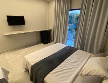 Deluxe Queen Suite