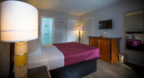 One Queen Bed Non-Smoking
