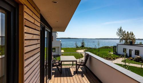 Apartment with Lake View
