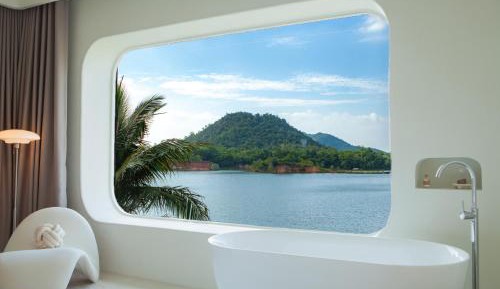 Suite with Lake View