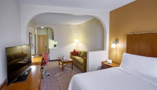 King Room with Adapted Tub - Mobility Accessible