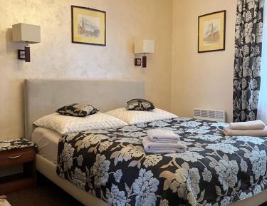 Classic Double Room with Bathroom
