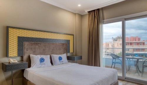 Superior Queen Room With Partial Pyramids View & Balcony
