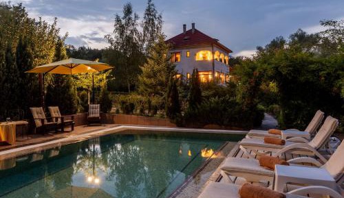 Villa with Garden View