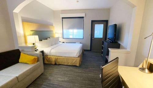 King Suite with Pool View - Disability Access/Non Smoking