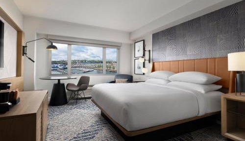 Guest room, 1 King, Marina view