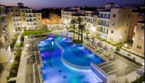 Apartment with Pool View 