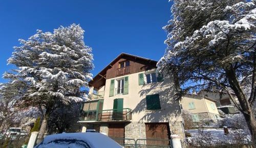 Apartment with Mountain View