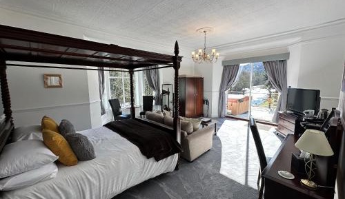 Hot Tub Room: Four-Poster