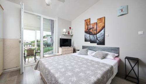 King Studio with Sofa Bed