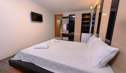 Queen Room with Pool View