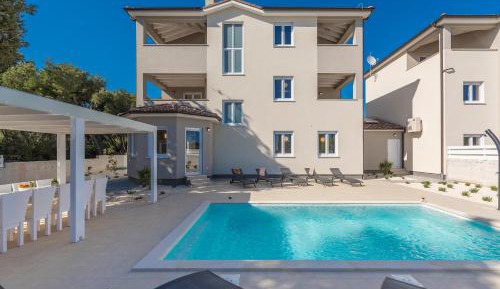 Thirteen-Bedroom Villa