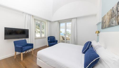 Deluxe Double Room with Balcony and Sea View
