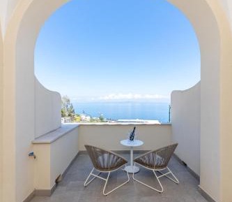Deluxe Double Room with Balcony and Sea View