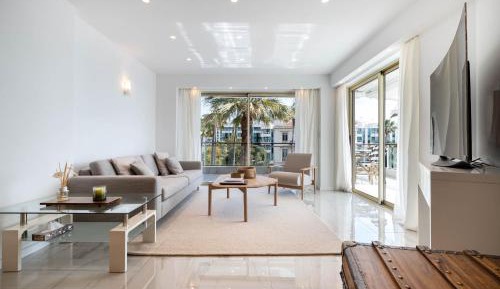 Sea View Two-Bedroom Apartment 12