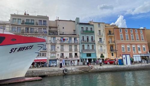 Apartment canal view with balcony