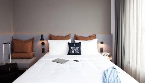 Moxy, Guest Room with 1 Queen, Inland view