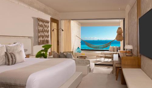 Signature Oceanfront Junior King Suite with Hot Tub