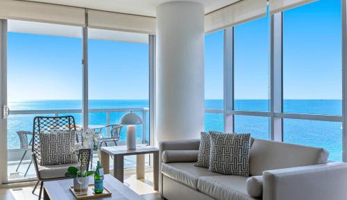 Deluxe One-Bedroom Corner Apartment with Balcony - Oceanfront View