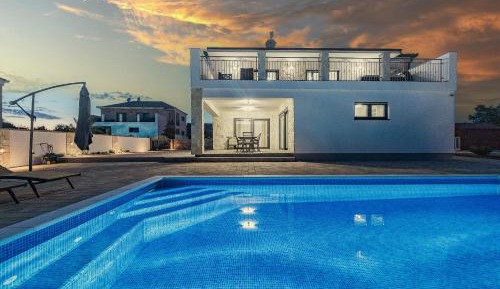 Villa with Swimming Pool