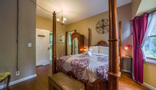 Deluxe Queen Suite