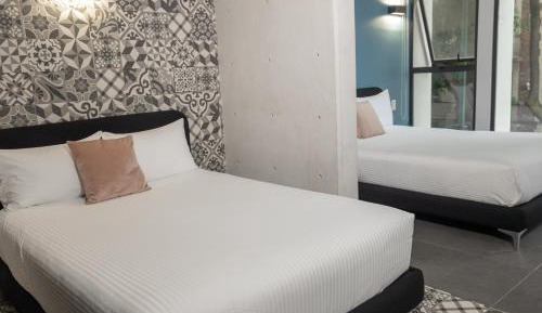 Deluxe Queen Suite