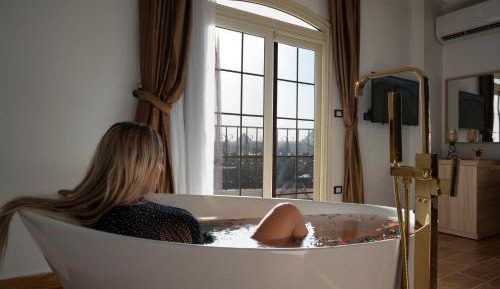 Junior suite with Jacuzzi Pyramids View