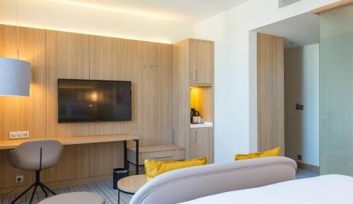 Deluxe, Guest room, 1 King, City view