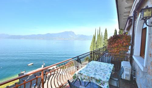 Apartment with Lake View