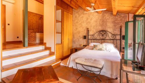 Deluxe Double Room (2 Adults + 1 Child)