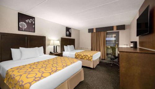 Queen Room with Two Queen Beds and Pool View - Non-Smoking