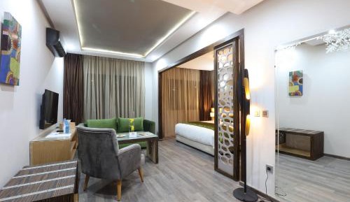 Deluxe Room (2 Adults + 1 Child)