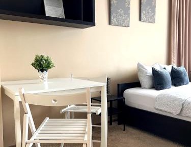 King Room and Shared Bathroom 