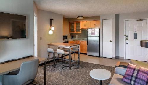 Two-Bedroom Queen Suite