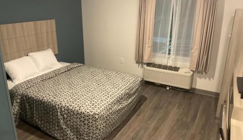 QUEEN SUITE W DISHWASHER (DISHES/COOKWARE INCLUDED) ACCESSIBLE ROLL IN SHOWER