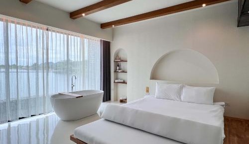 Suite with Lake View