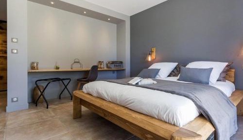 Holiday Home (9 Adults)