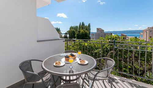 One-Bedroom Apartment with Balcony