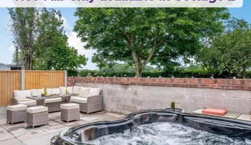 Deluxe Three-Bedroom House with Hot tub