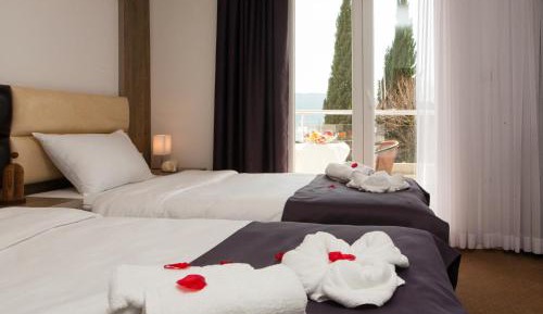 Double or Twin Room with Balcony and Sea View