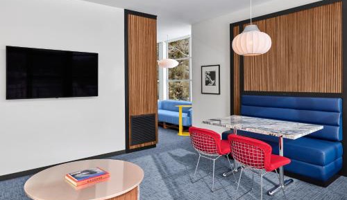 Deluxe One Bedroom Corner Mountain Suite