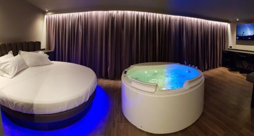 Queen Suite with Spa Bath