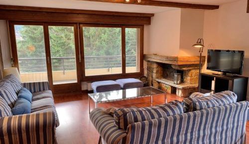 Apartment with Mountain View