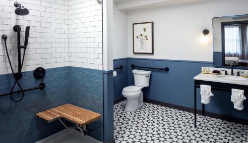 Standard King Room with Roll-in Shower - Mobility Accessible
