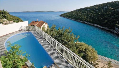 Seven-Bedroom Holiday Home