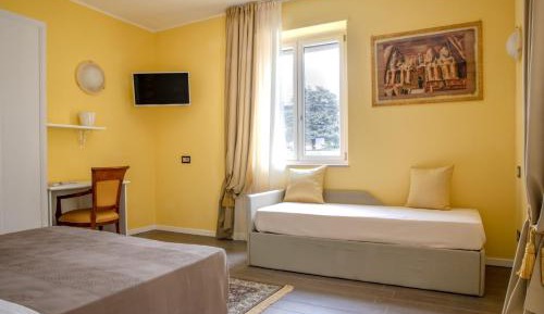 Deluxe Room (2 Adults + 1 Child)