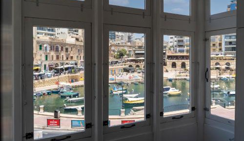Bed in 6-Bed Mixed Dormitory Room with Maltese Balcony and Sea view