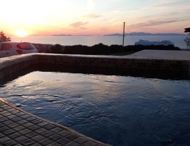 Deluxe Apartment with Outdoor Hot Tub