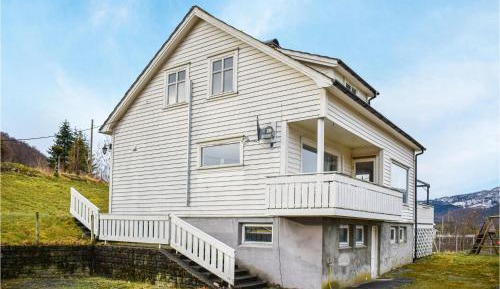 Three-Bedroom Holiday Home 