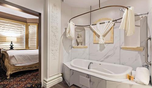 Deluxe King Suite